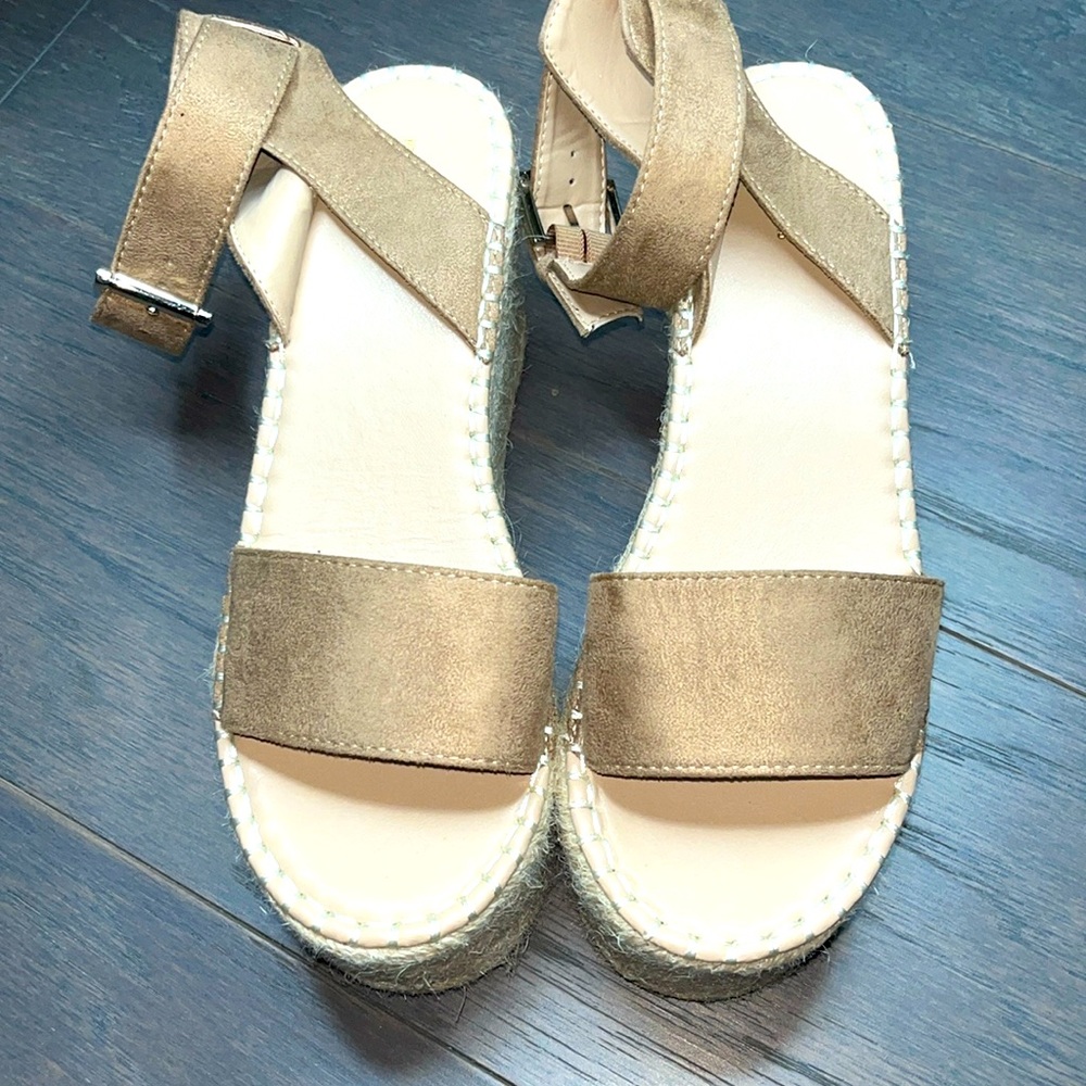 Pretty Little Thing Size 7 Wedges